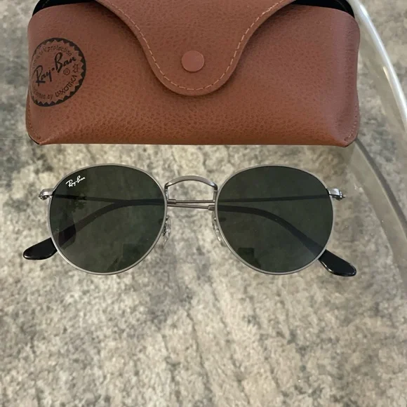 Ray-Ban Black and Silver Aviator Sunglasses - Picture 1 of 2